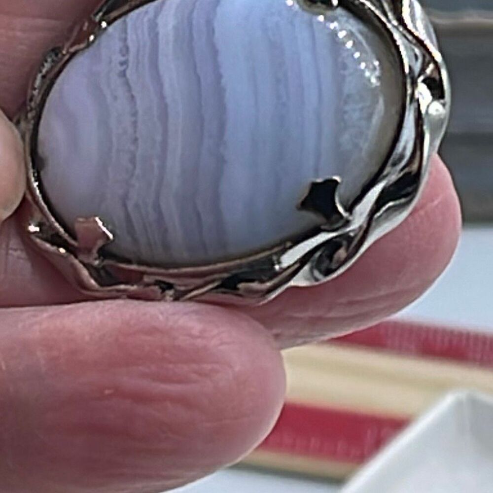 Vintage blue lace agate gemstone in a silvertone oval frame. - Picture 3 of 7